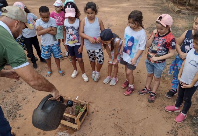 EDUCAÇÃO E NOVAS EXPERIÊNCIAS 