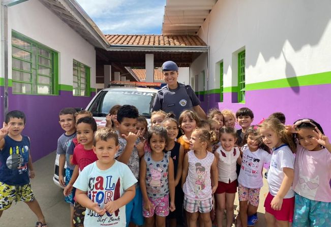 RONDA ESCOLAR FORTALECE APROXIMAÇÃO E VÍNCULO ENTRE POLÍCIA MILITAR E ALUNOS DA REDE MUNICIPAL DE EDUCAÇÃO 